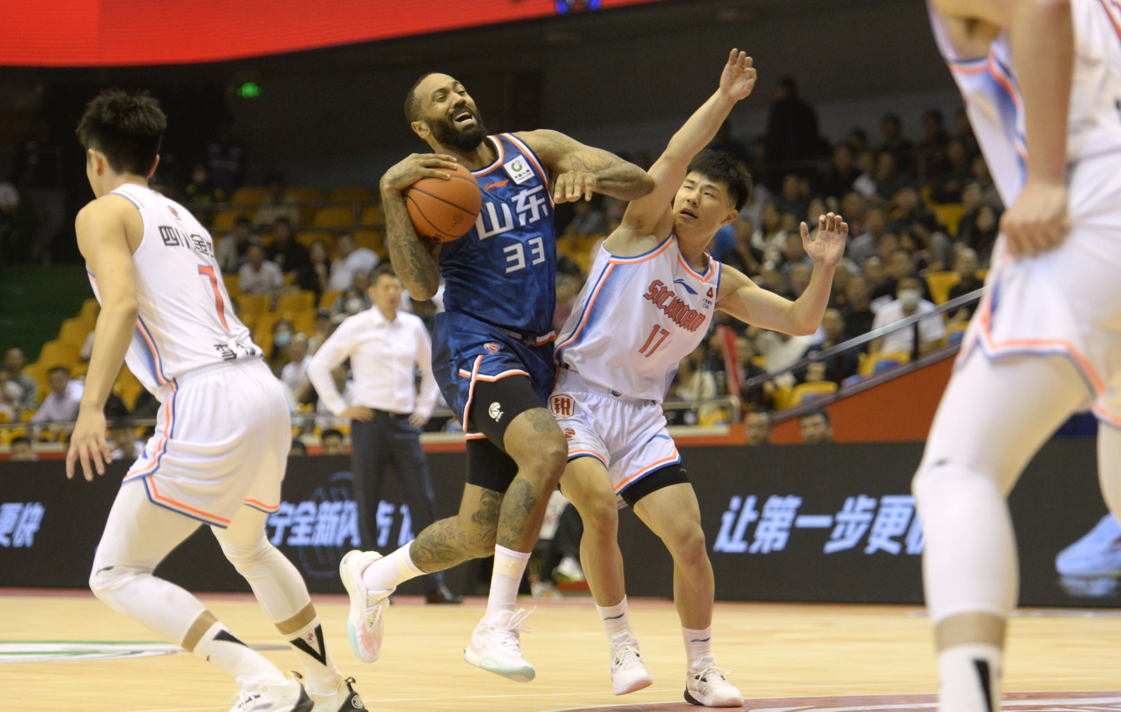 亿德体育官方入口关于赛前德甲焦点战；深圳男篮伤情更新；目标明确；赛程密集仍需轮换的信息