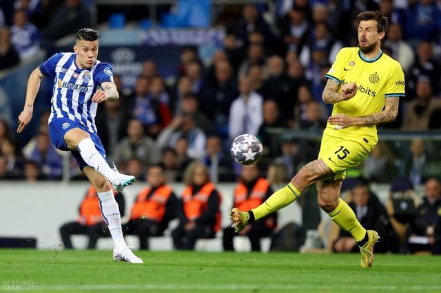 包含国王杯赛程吃紧，波尔图今晚豪取连胜，更衣室稳定，年轻球员得到机会的词条