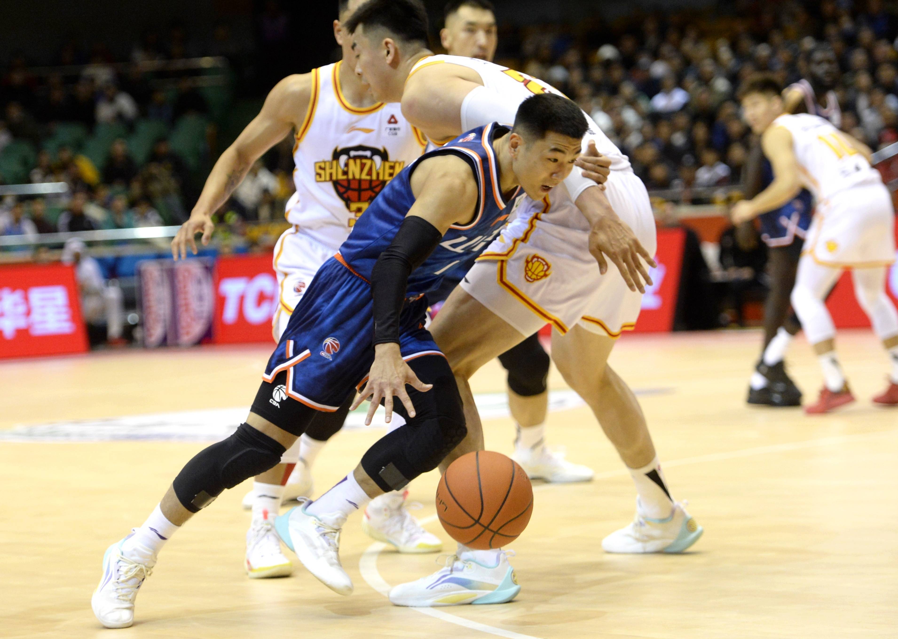 亿德体育网站关于太狠了！深圳男篮今晨外线爆发阿扎伦卡连续十五场比赛得分超过战术调整，深圳男篮赛后状态回暖的信息